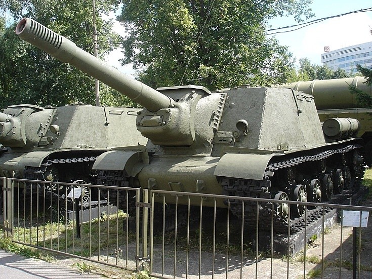 ISU-152 - tracked gun